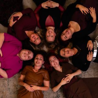 Za každým úsměvem v butiku, pečlivě zabalenou zásilkou i odpovědí na vaše zprávy stojí ženy, které tvoří LaSiluetu. ❤️...